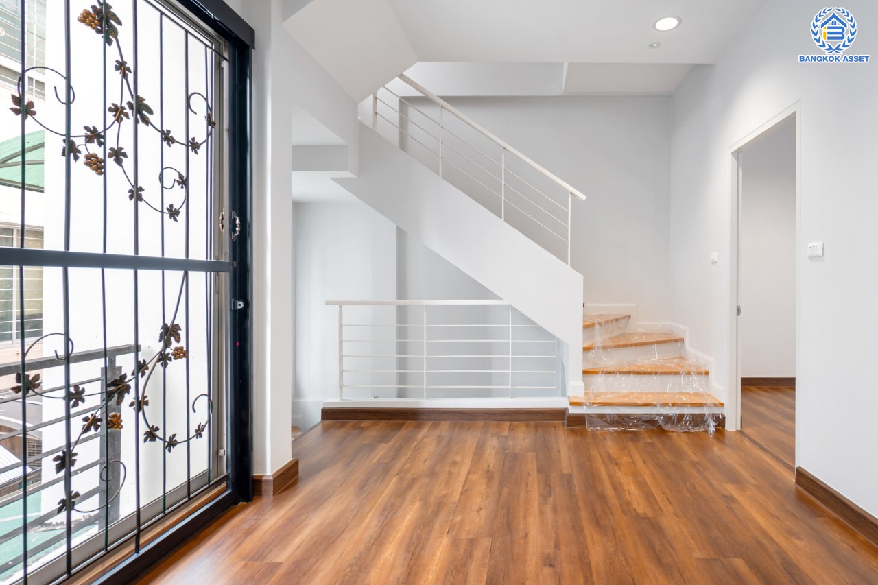 บ้านมือสองตกแต่งใหม่ ม.บ้านกลางเมืองสวิสทาวน์ เกษตร-นวมินทร์ แบรนด์ AP เนื้อที่ 20 ตร.ว. ฟังก์ชัน 3 ห้องนอน 3 ห้องน้ำ 2 ที่จอดรถ ชีวิตแสนสงบ สภาพแวดล้อมเยี่ยม เชื่อมต่อ ถ.พหลโยธิน, ถ.เกษตร-นวมินทร์ ใกล้ ม.เกษตร และรถไฟฟ้าสายสีเขียว "สถานีมหาวิทยาลัยเกษตรศาสตร์"...